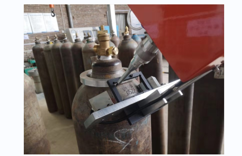 手持吸附式钢瓶打标机,解决移动打标难题 手持吸附式钢瓶打标机,解决移动打标难题