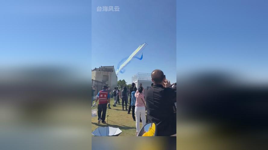 新澳天天彩2025芳草地和滑翔男子被吸至高空与滑翔男子被吸至高空视频