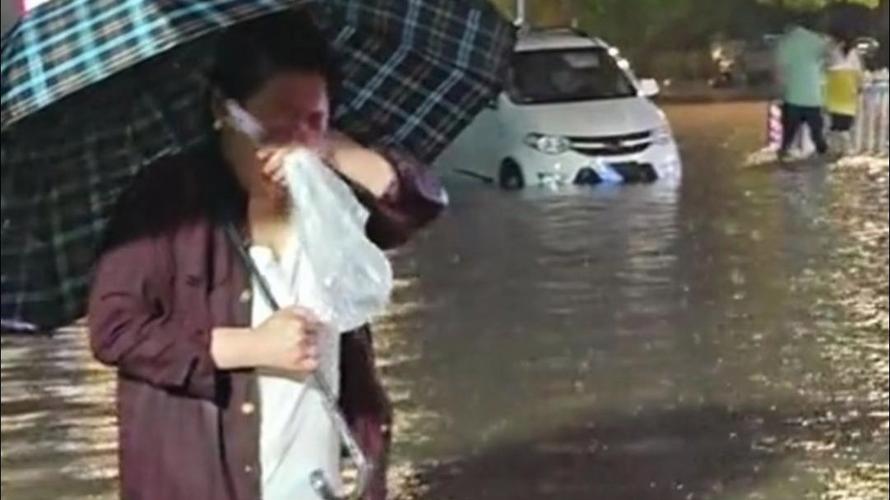 新澳今晚特9点30开什么和街头下水道爬出女子与街头下水道爬出女子身体视频