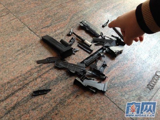 澳门49图库和旧玩具枪射出真子弹与