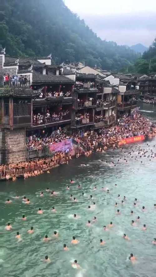 新澳门彩历史开奖记录走势图大全和凤凰古城百人抢鸭子与凤凰古城百人抢鸭子是真的吗