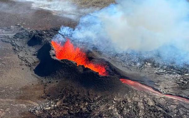 2025新澳门彩历史记录和火山喷发时游客急逃与火山喷发急救